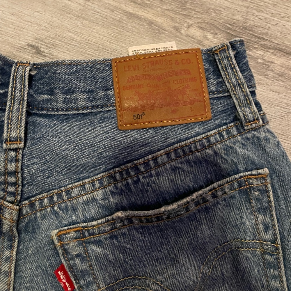 Levis 501 short jean shorts - Picture 2 of 5
